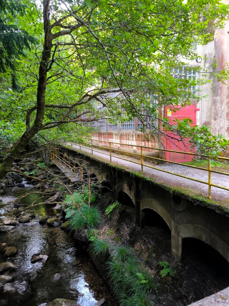 Antigua central hidroeléctrica de Belelle junto al río, Neda (A Coruña)