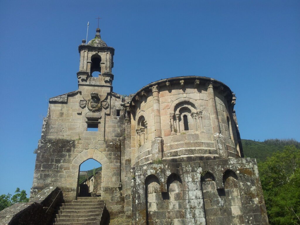 Vista del Monasterio de Caaveiro entre árboles, en el corazón del Eume